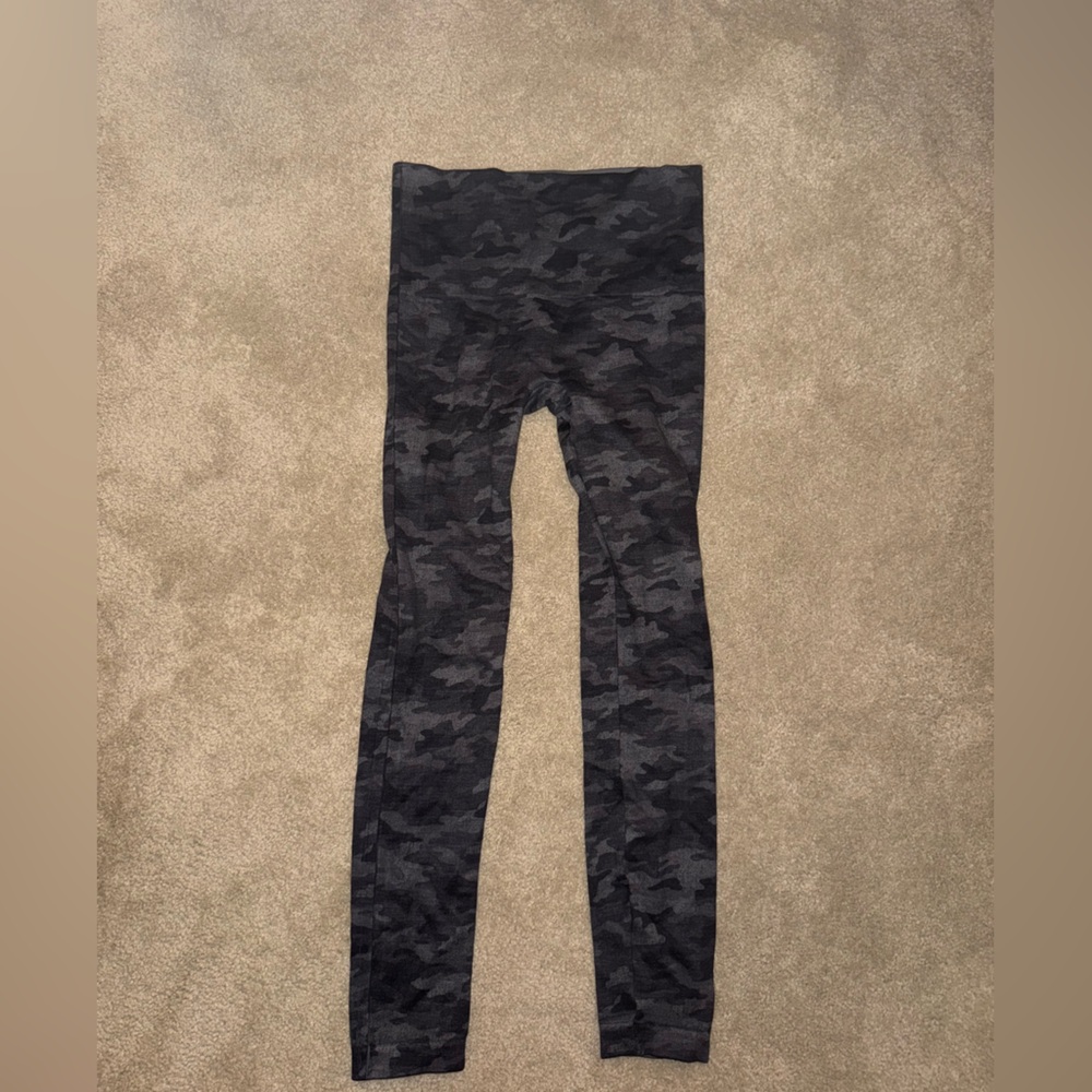 New without tags Spanx camo charcoal leggings size medium - never worn